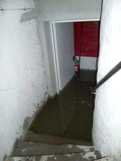 Auch die Zentralbibliothek war vom Hochwasser der Saale betroffen. Am 4.6.2013 drang Wasser durch den Boden und die Wände des Kellers.