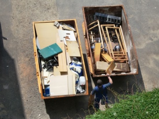 Regale und sonstige Möbel, die im Keller gelagert waren, müssen auf den Müll.